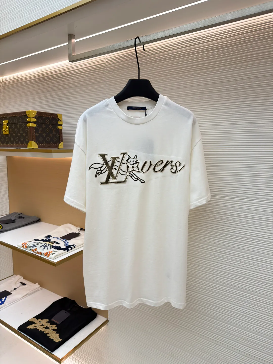 LOUIS VUITTON Fox Logo Embroidered Short Sleeve ●Original version: 9800 purchase and development ●Item number: 1681633-A15 ●Fabric: cotton fabric ●Technology: embroidery production ●Color: white ●Version: Fitted version ●Weight: about 270 grams ●Size: S-M-L-XL ●Description: This Louis Vuitton LV Fox SS Crewneck T-shirt is made of high-quality pure cotton fabric, with a soft, delicate feel and good breathability. The round neck design is simple and elegant, making it comfortable and natural to wear. The brand logo and fox pattern on the chest are made of exquisite embroidery technology, with a strong three-dimensional effect and exquisite details. The body of the garment adopts flat-turn open-stitching technology, the stitching is even and neat, and the lines are clear and smooth. The ribbed design on the hem and cuffs is both windproof and warm and can modify your figure. The entire T-shirt embodies Louis Vuitton's ultimate pursuit of quality and craftsmanship from fabric selection, tailoring to detail processing. It not only retains the elegant style of classic items, but also incorporates modern design language, making it suitable for various occasions and showing a low-key and luxurious fashion attitude. The overall wiring is straight and delicate, the fabric is comfortable and soft, and the color is consistent without color difference. It can be matched with the same style to create a fashionable look and control various occasions. Customized accessories, complete with three standards, same style for men and women!